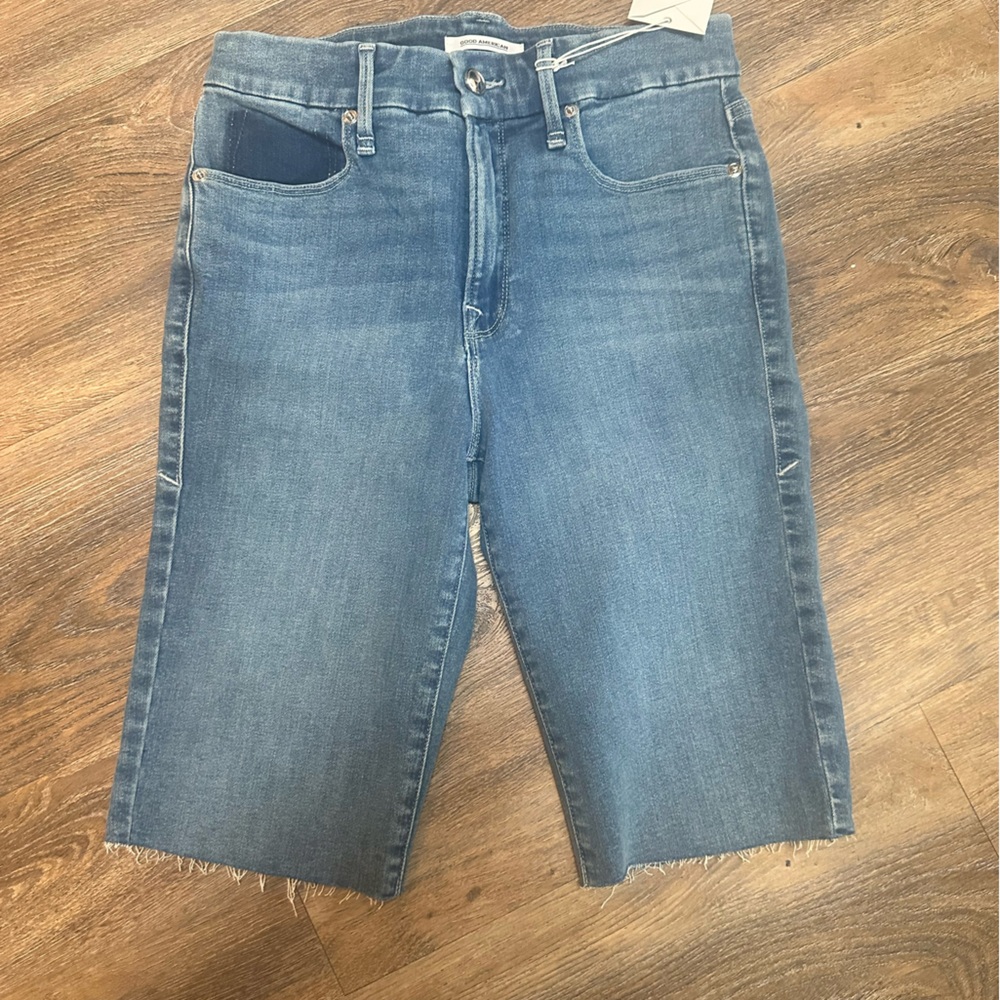 Good American Blue Denim Bermudas Raw Edge